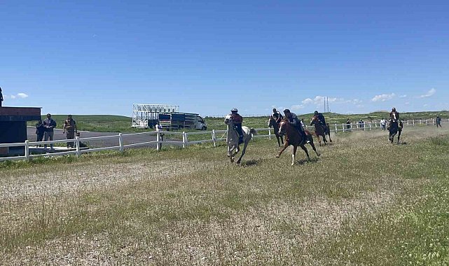 Malazgirt'te geleneksel at yarışması
