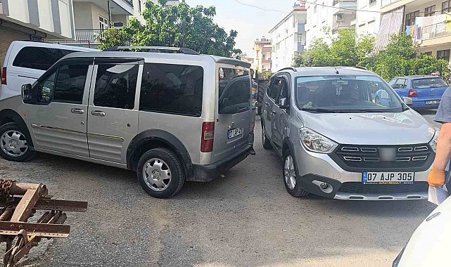 Manavgat'ta hafif ticari araç ile otomobil çarpıştı: 1 yaralı