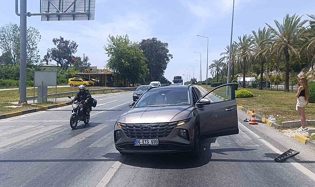 Manavgat'ta kamyonet ile çarpışan otomobilin sürücüsü yaralandı