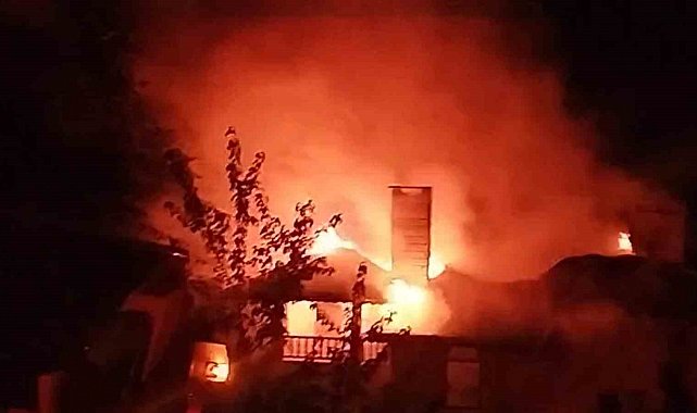 Mangal ateşi 3 katlı binayı yaktı