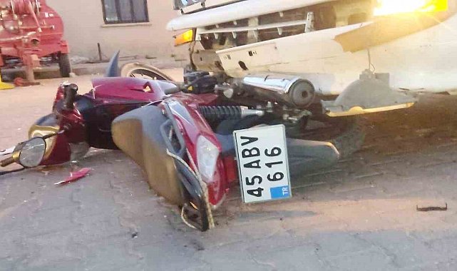 Manisa'da motosiklet minibüsün altında kaldı
