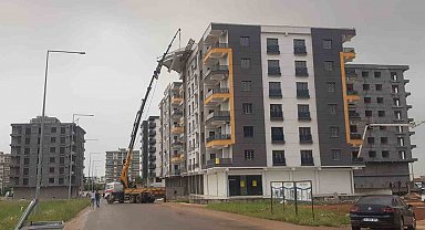 Mardin'de fırtınada çatıdaki çelik koruma aşağı sarktı, facia ucuz atlatıldı