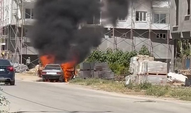 Mardin'de park halindeki otomobil alev topuna döndü