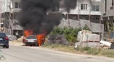 Mardin'de park halindeki otomobil alev topuna döndü
