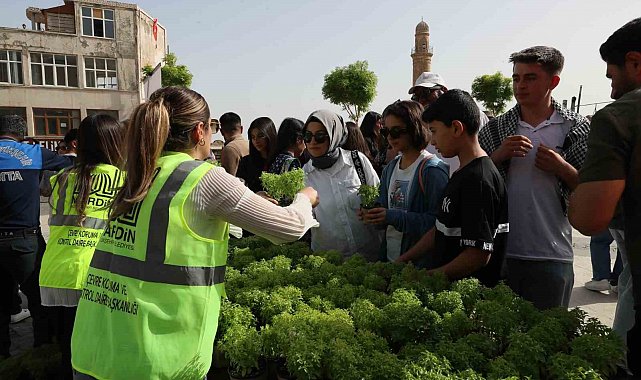 Mardin'de vatandaşlara 60 bin fesleğen dağıtıldı
