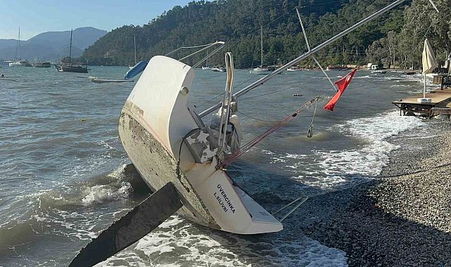 Marmaris'te şiddetli rüzgar tekneyi kıyıya sürükledi