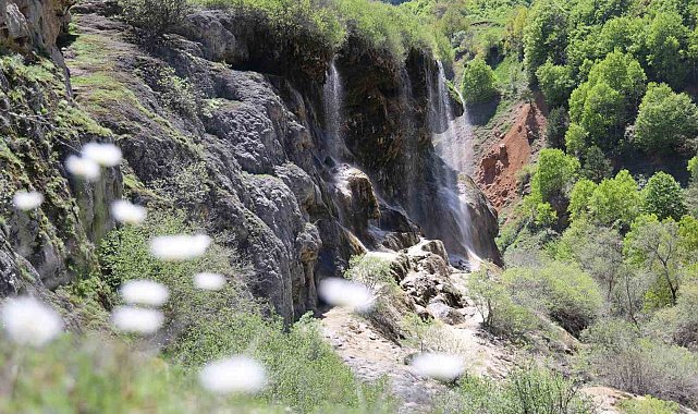 Masalsı görüntülere sahne olan şelale, ziyaretçilerini bekliyor