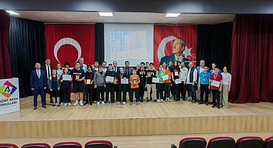 Matematik Olimpiyatları'nda dereceye giren öğrenciler ödüllerini aldı