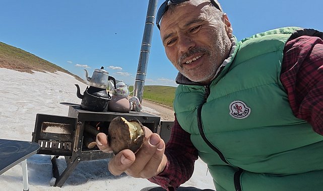 Mayıs ayında kar üstünde kara demlikte çay keyfi yaptı
