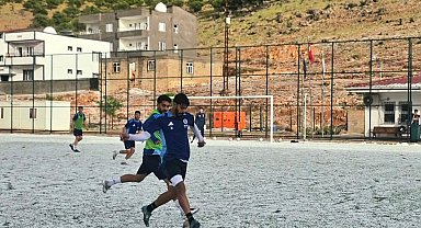 Mazıdağı Fosfatspor, dolu yağışına rağmen antrenmana devam etti