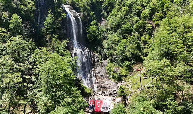 Mençuna Şelalesi'ne doğa yürüyüşü düzenlendi