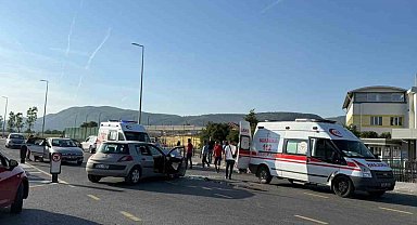 Menteşe'de trafik kazası: 2'si çocuk 3 kişi yaralandı