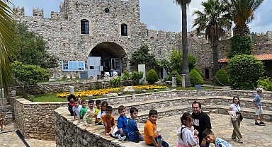 Menteşeli çocuklar tarihi resmetti