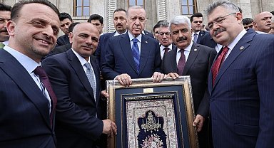 Merkezde üretilen ilk Hereke halısı Cumhurbaşkanı Erdoğan'a hediye edildi