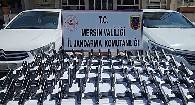 Mersin'de 2 otomobilde 70 tabanca ele geçirildi: 2 tutuklama