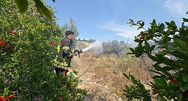 Mersin'de çalılık yangını bahçeye sıçramadan söndürüldü