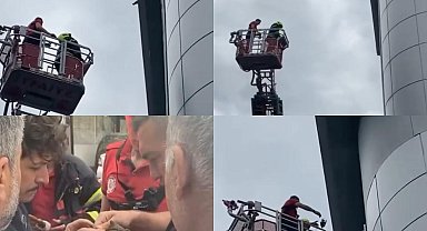 Mersin'de çatıda mahsur kalan güvercini itfaiye kurtardı