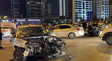 Mersin'de feci kaza: Otomobil ikiye bölündü, 3 kişi yaralandı
