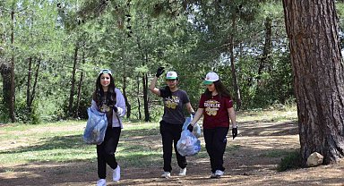 Mersin'de öğrenciler ormanlık alanda temizlik yaptı