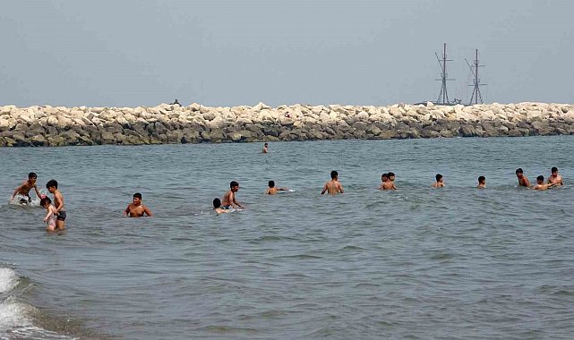 Mersin'de sıcaktan bunalan vatandaşlar denizde serinledi