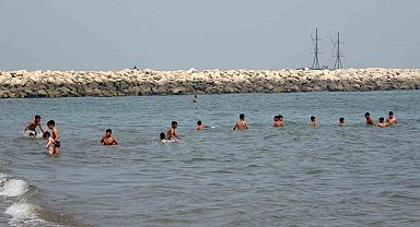 Mersin'de sıcaktan bunalan vatandaşlar denizde serinledi