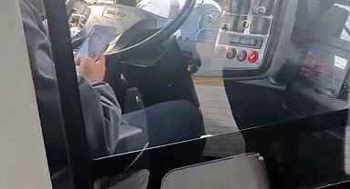 Metrobüs şoföründen "pes" dedirten duyarsızlık : Seyir halinde sohbet edip cep telefonu ile ilgilendi