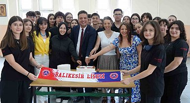 Milyonluk izlenmeye pastalı kutlama