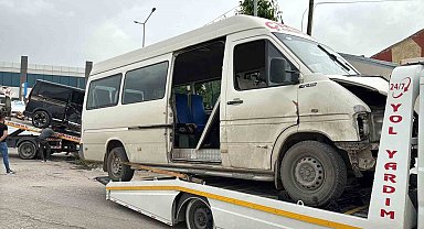 Minibüs ile kamyonet çarpıştı, 9 kişi yaralandı