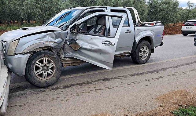 Minibüsle kamyonet çarpıştı: 2 yaralı