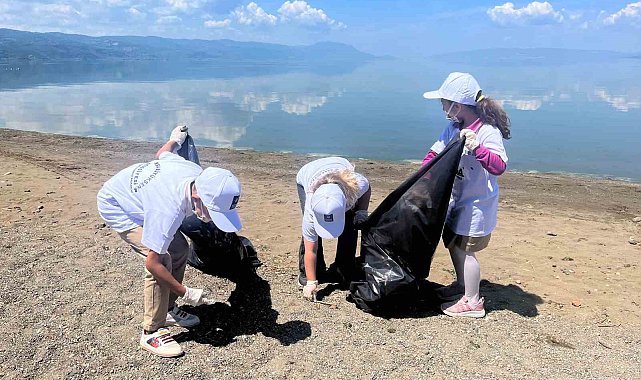 Minik gönüllülerden İznik'te sahil temizliği