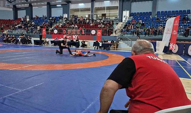 Minik güreşçiler, Türkiye şampiyonu olmak için Düzce'de ter döküyor