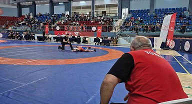 Minik güreşçiler, Türkiye şampiyonu olmak için Düzce'de ter döküyor