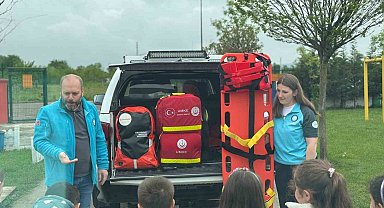 Minik öğrenciler ambulansı merakla inceledi