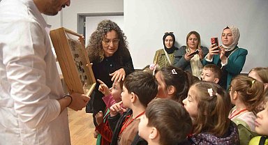 Minik öğrenciler böcekleri dikkatle inceledi