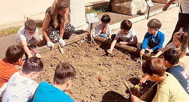 Minik öğrenciler temsili arkeolojik kazı çalışması yaptı