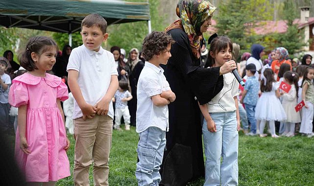 Minik öğrenciler yıl boyunca ezberledikleri duaları okuyarak hünerlerini sergilediler