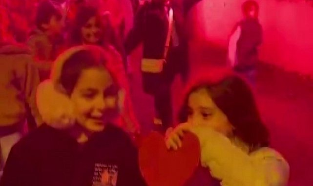 Minik öğrencilerden öğretmenlerine meşaleler eşliğinde 'Anneler Günü' kutlaması