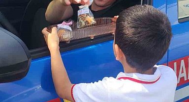 Minik yüreklerden büyük farkındalık: Yaya geçidinde duranlara tatlı teşekkür