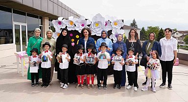 Miniklerden annelerine özel gösteri