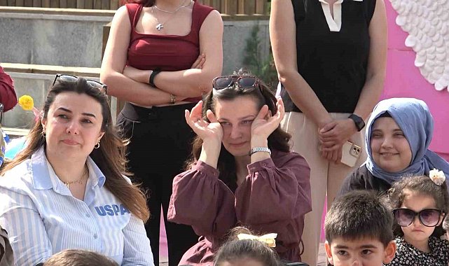 Miniklerden duygusal Anneler Günü kutlaması