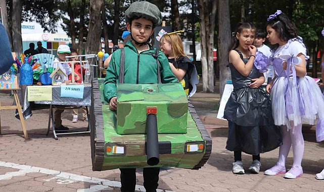 Miniklerden geri dönüşüm defilesi