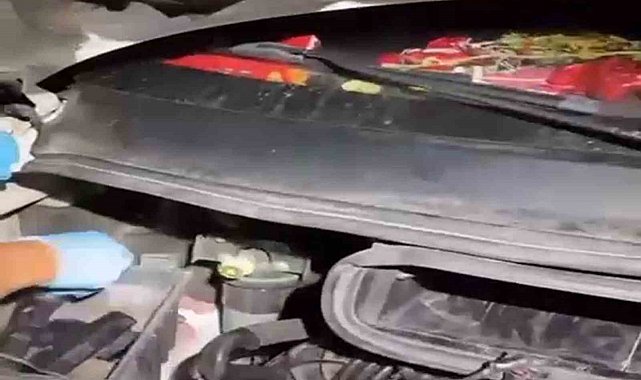 Motor kısmı başta olmak üzere her yerine silah saklanan araç polisten kaçamadı