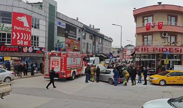 Motor kısmından yanan otomobile yangın tüpü ile müdahale ettiler