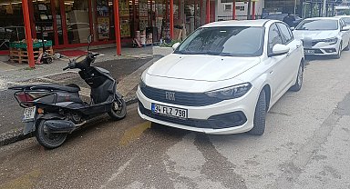 Motorlu bisiklet otomobile çarptı