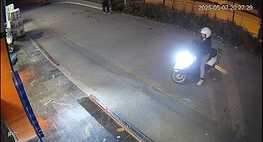 Motosiklet kadın sürücüsü ile birlikte petshop mağazasının camından içeriye daldı