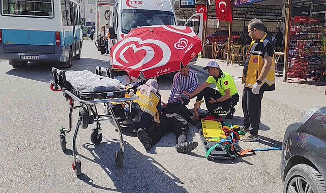 Motosiklet kazasında yaralanan yayayı güneşten şemsiye yardımıyla korudular