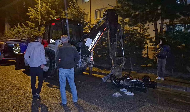 Motosiklet, park halindeki 10 tonluk iş makinesine çarptı: 2 yaralı