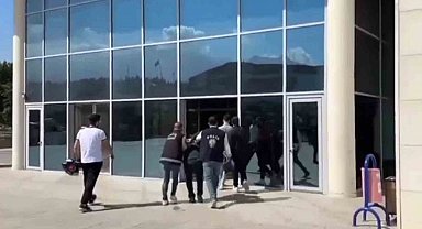 Motosikletin plakasını bantlayarak kadınları taciz eden şahıs yakalandı