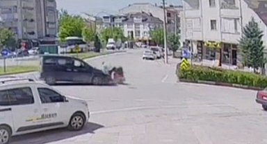 Motosikletli muhtarın karıştığı kaza kamerada