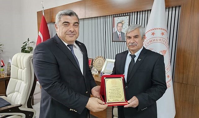 Müdür Sünnetci'den emekli eğitimciye anlamlı plaket